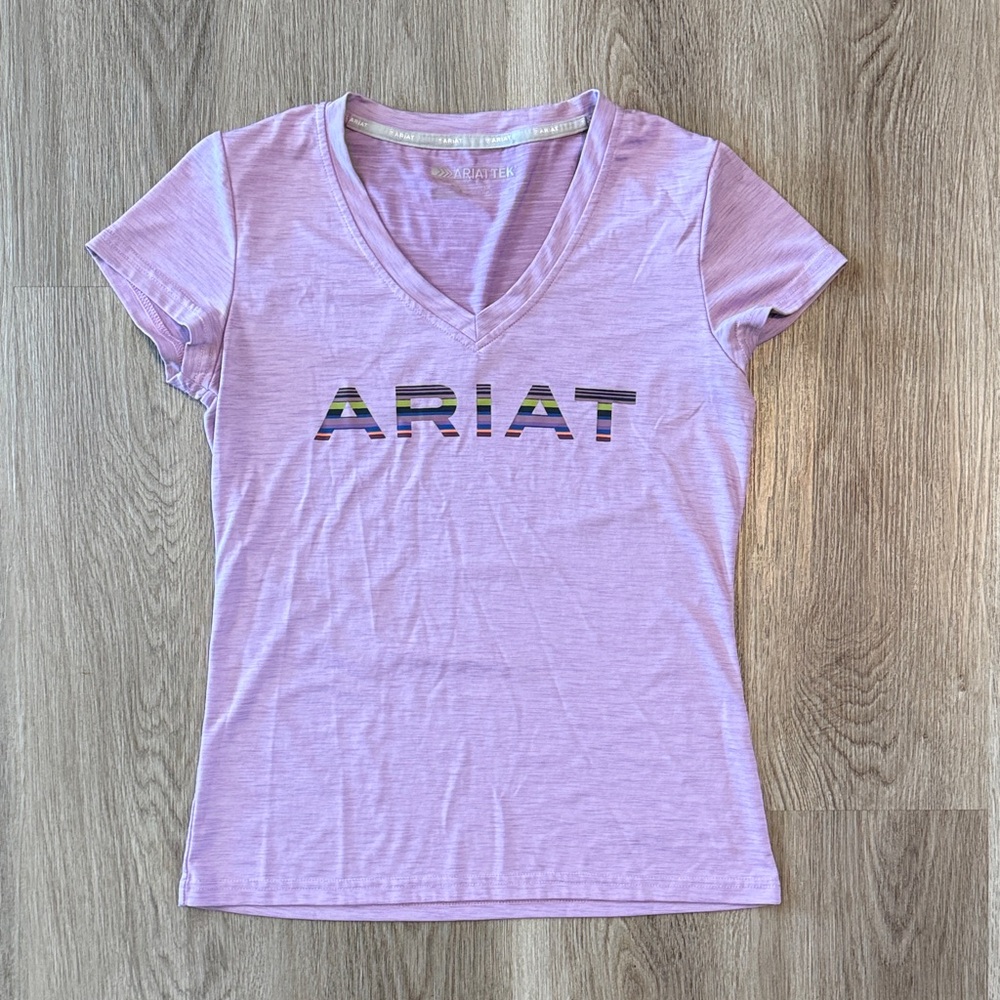 Ariat Lavender Short Sleeve V‑Neck Tee with Multicolor Logo